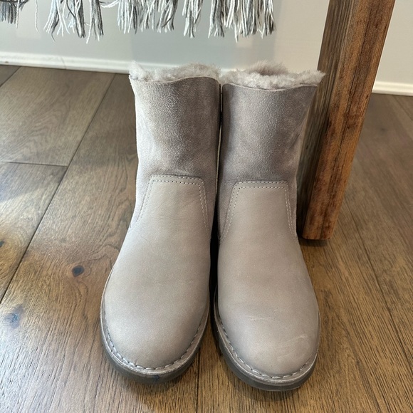 EUC UGG women’s Gray shearling shortie boots - Picture 8 of 8